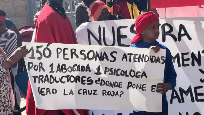 Pancarta portada por menores migrantes del centro de acogida de Santa Cruz. /AH Pancarta portada por menores migrantes del centro de acogida de Santa Cruz. /AH