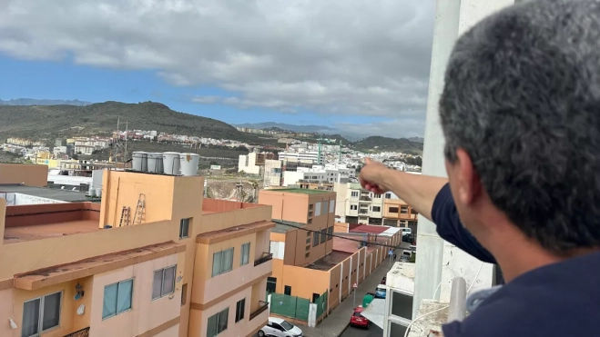 Enrique Melián señala desde su azotea el edificio donde vivirán / ATLÁNTICO HOY - MARCOS MORENO Enrique Melián señala desde su azotea el edificio donde vivirán / ATLÁNTICO HOY - MARCOS MORENO