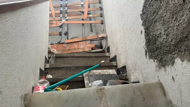 Trastos que impiden subir a la azotea / ATLÁNTICO HOY - MARCOS MORENO Trastos que impiden subir a la azotea / ATLÁNTICO HOY - MARCOS MORENO