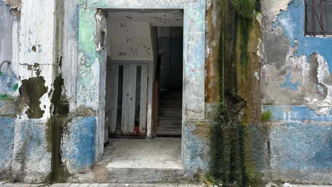 La entrada a uno de los edificios con aguas fecales en la pared / ATLÁNTICO HOY - MARCOS MORENO La entrada a uno de los edificios con aguas fecales en la pared / ATLÁNTICO HOY - MARCOS MORENO