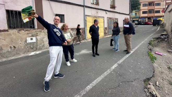 Encuentro con Teresa González y Tomás Romero (a la derecha de la imagen) / ATLÁNTICO HOY - MARCOS MORENO Encuentro con Teresa González y Tomás Romero (a la derecha de la imagen) / ATLÁNTICO HOY - MARCOS MORENO