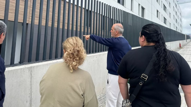 Los vecinos visitan desde fuera el edificio para el plan de reposición / ATLÁNTICO HOY - MARCOS MORENO Los vecinos visitan desde fuera el edificio para el plan de reposición / ATLÁNTICO HOY - MARCOS MORENO