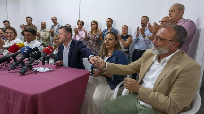 Teodoro Sosa, alcalde de Gáldar, da la mano a Francisco García, alcalde de Santa Lucía. / ÁNGEL MEDINA G.-EFE Teodoro Sosa, alcalde de Gáldar, da la mano a Francisco García, alcalde de Santa Lucía. / ÁNGEL MEDINA G.-EFE