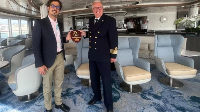 El director comercial de la Autoridad Portuaria de Las Palmas, Guillermo Quintana, entrega la metopa al capitán del buque 'Ocean Victory'. / AH El director comercial de la Autoridad Portuaria de Las Palmas, Guillermo Quintana, entrega la metopa al capitán del buque 'Ocean Victory'. / AH