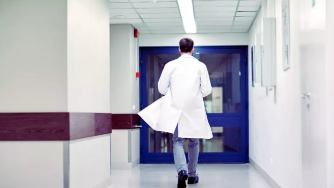 Imagen de un médico en un hospital. / CANVA Imagen de un médico en un hospital. / CANVA