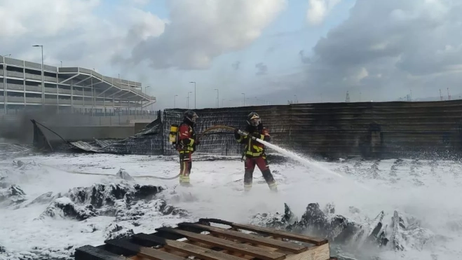 Dos bomberos terminan de apagar el incendio en el Puerto de Las Palmas. / AH Dos bomberos terminan de apagar el incendio en el Puerto de Las Palmas. / AH