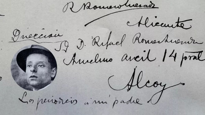 Detalle escaneado de la carta en la que figura la firma de Alonso Quesada y su dirección en Alcoy. / AH Detalle escaneado de la carta en la que figura la firma de Alonso Quesada y su dirección en Alcoy. / AH