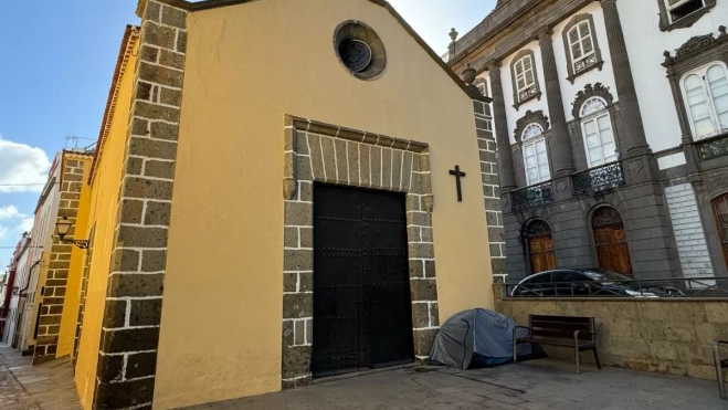 Crece en Las Palmas de Gran Canaria el número de personas sin hogar llegadas de fuera. En la imagen, una persona sin hogar acampa en la puerta de la ermita de Espíritu Santo. / AH Crece en Las Palmas de Gran Canaria el número de personas sin hogar llegadas de fuera. En la imagen, una persona sin hogar acampa en la puerta de la ermita de Espíritu Santo. / AH