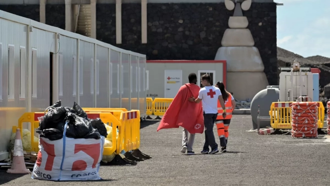Menores migrantes escoltados por Salvamento Marítimo a su llegada a las costas canarias. /EFE Menores migrantes escoltados por Salvamento Marítimo a su llegada a las costas canarias. /EFE