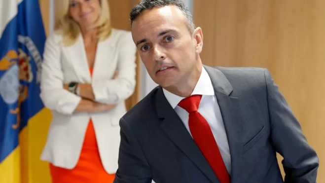 Carlos Gustavo Díaz, director del SCS, delante de Esther Monzón, consejera de Sanidad / EFE Carlos Gustavo Díaz, director del SCS, delante de Esther Monzón, consejera de Sanidad / EFE