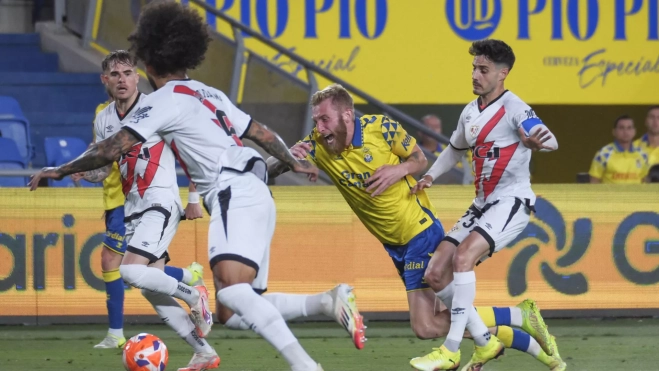 La UD Las Palmas no se tiene en pie. En la imagen, McBurnie se deja caer en el área. / ÁNGEL MEDINA G.-EFE La UD Las Palmas no se tiene en pie. En la imagen, McBurnie se deja caer en el área. / ÁNGEL MEDINA G.-EFE
