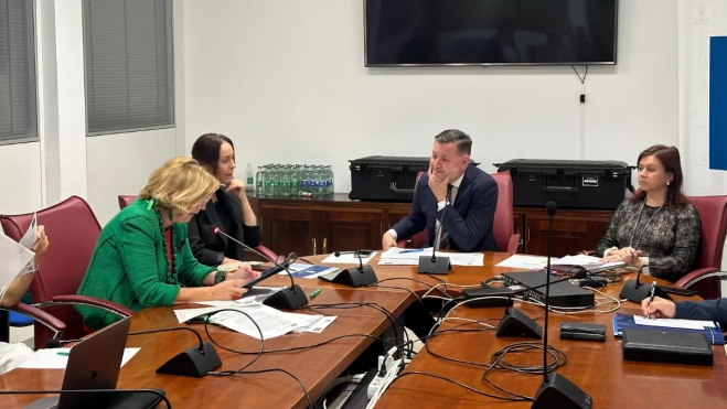 Teodoro Sosa y Pepa Luzardo durante la comisión de pleno / ATLÁNTICO HOY - MARCOS MORENO Teodoro Sosa y Pepa Luzardo durante la comisión de pleno / ATLÁNTICO HOY - MARCOS MORENO