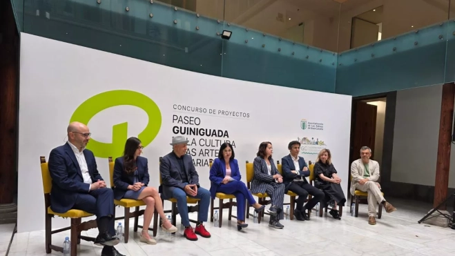 La alcaldesa Carolina Darias conversa con los expertos que decidirán cuál será el proyecto ganador del nuevo Barranco de Guiniguada. / ATLÁNTICO HOY - ALBERTO LEY La alcaldesa Carolina Darias conversa con los expertos que decidirán cuál será el proyecto ganador del nuevo Barranco de Guiniguada. / ATLÁNTICO HOY - ALBERTO LEY