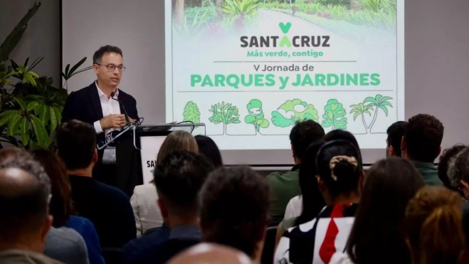 Carlos Tarife, en una jornada sobre Parques y Jardines con ciudadanos de Santa Cruz. / AH Carlos Tarife, en una jornada sobre Parques y Jardines con ciudadanos de Santa Cruz. / AH