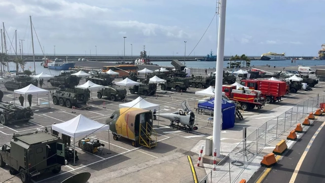 Exposición militar en la explanada del Puerto de Santa Cruz de Tenerife / BELA CABRERA AH Exposición militar en la explanada del Puerto de Santa Cruz de Tenerife / BELA CABRERA AH