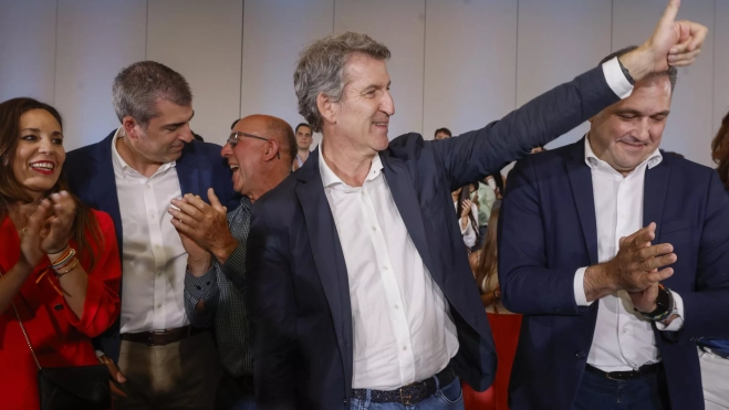 Feijóo, pulgar arriba, escoltado por Jéssica de León, Manuel Domínguez y Carlos Ester. / ELVIRA URQUIJO A.-EFE Feijóo, pulgar arriba, escoltado por Jéssica de León, Manuel Domínguez y Carlos Ester. / ELVIRA URQUIJO A.-EFE