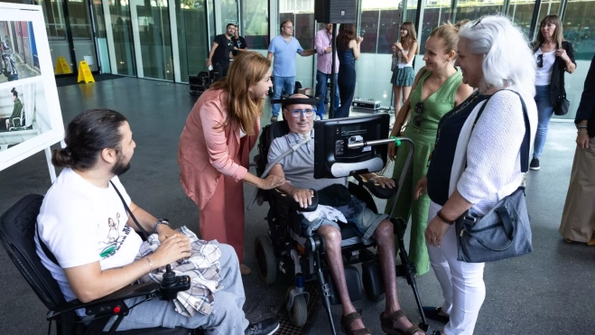 Águeda Fumero conversa con pacientes de ELA que han participado en la exposición / MIGUEL BARRETO Águeda Fumero conversa con pacientes de ELA que han participado en la exposición / MIGUEL BARRETO
