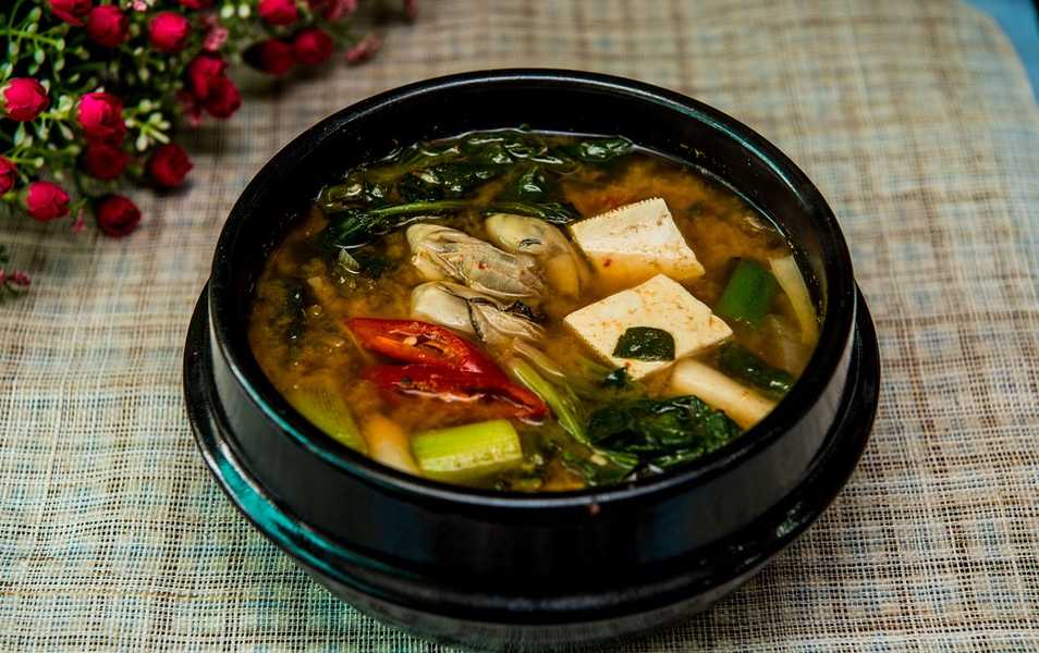 Miso, tempeh, tofu o sushi alimentos saludables de la gastronomía asiática